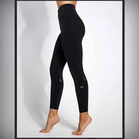 Alo leggings High Waisted Moto Legging
Black
Size xs
Waist 12”
Inseam 27” - Picture 4 of 10